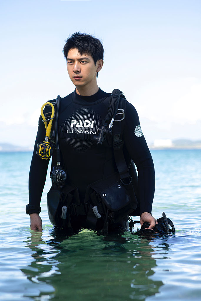 李现海洋潜水大片释出 素颜畅游海底帅气满分