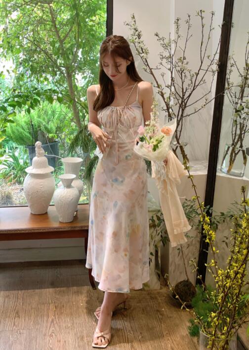 夏天氛围感穿搭上线,吊带碎花连衣裙搭配凉拖鞋,清爽少女感