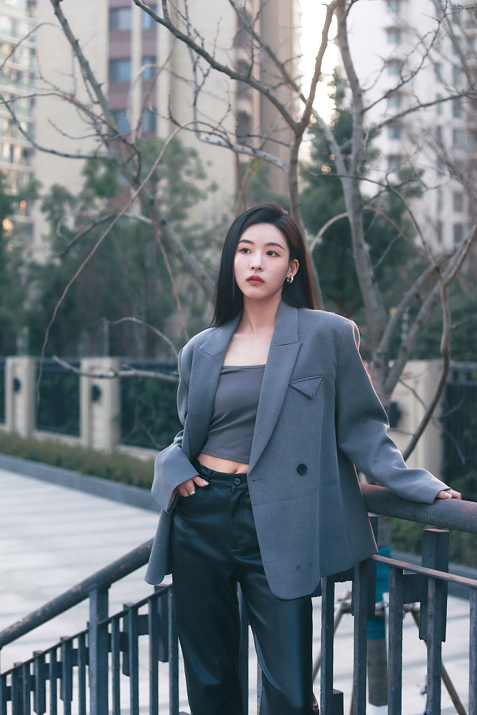 孙芮现身3ce品牌直播 灰色西装干练有型气场全开