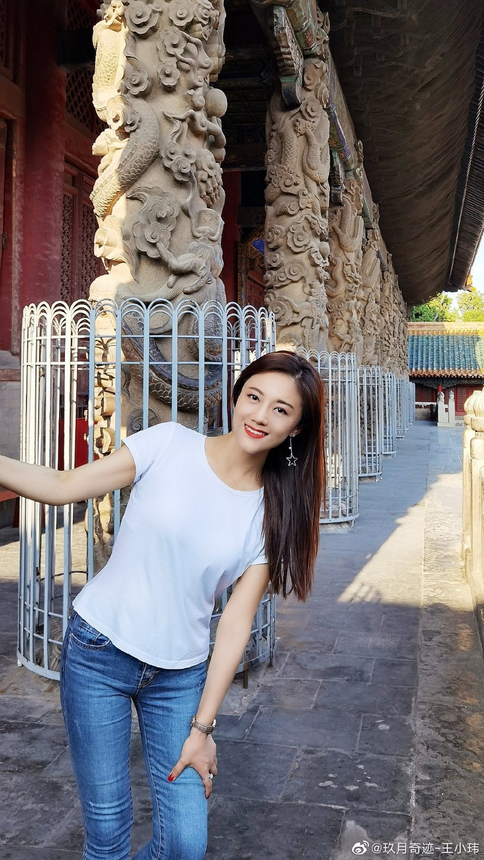组图:玖月奇迹王小玮近照曝光 白t搭配牛仔裤简约大方