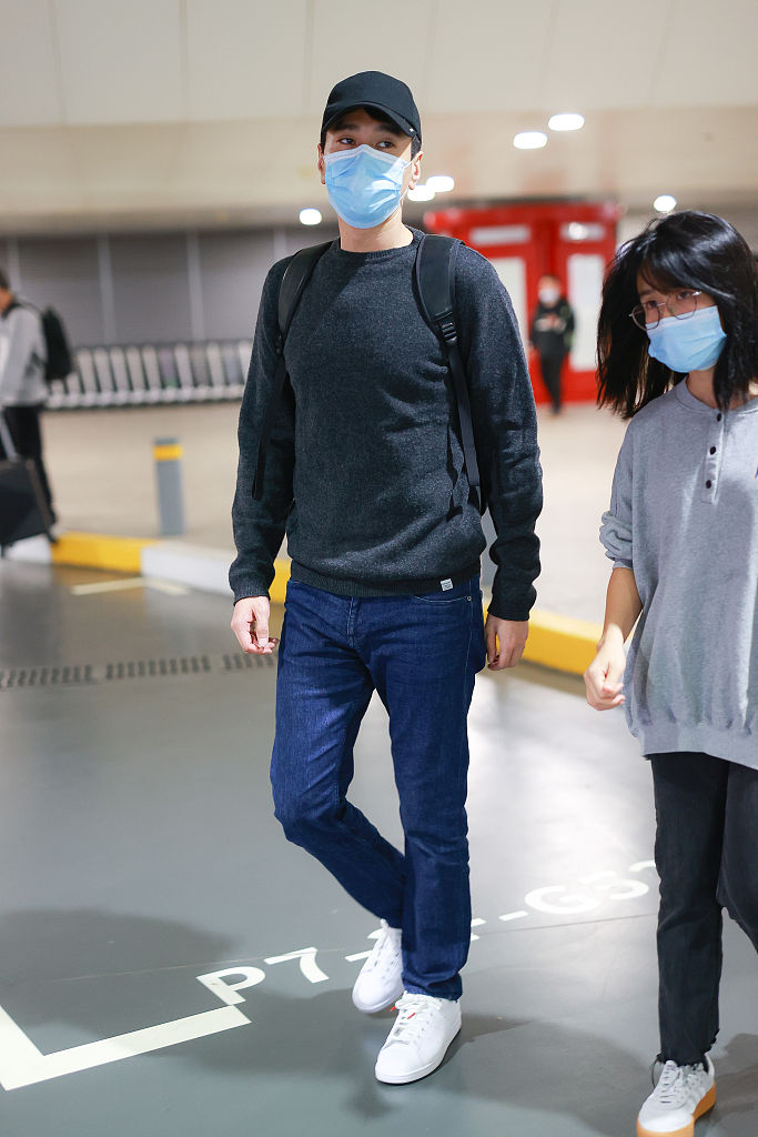 赵又廷穿黑色紧身上衣凸显胸肌 深蓝牛仔裤搭小白鞋简约帅气