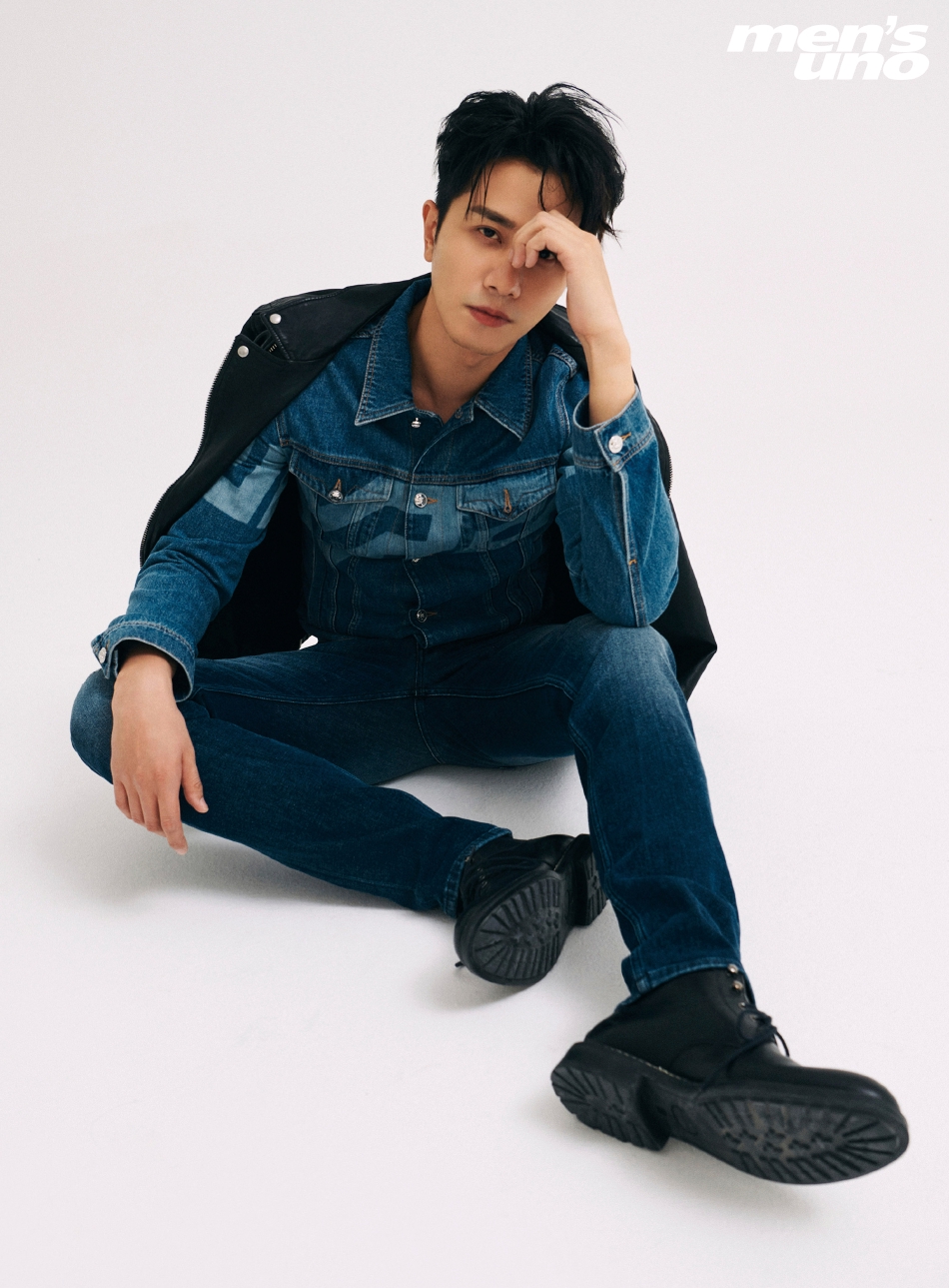 组图:彭冠英极简风色彩大片释出 着黑西装搭橙色眼镜表现力满分