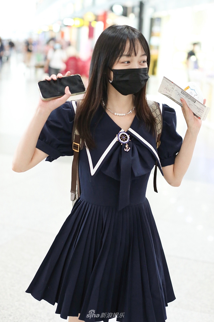 组图:何泓姗穿学院风娃娃裙甜美亮相 顶空气刘海比v卖萌可爱减龄