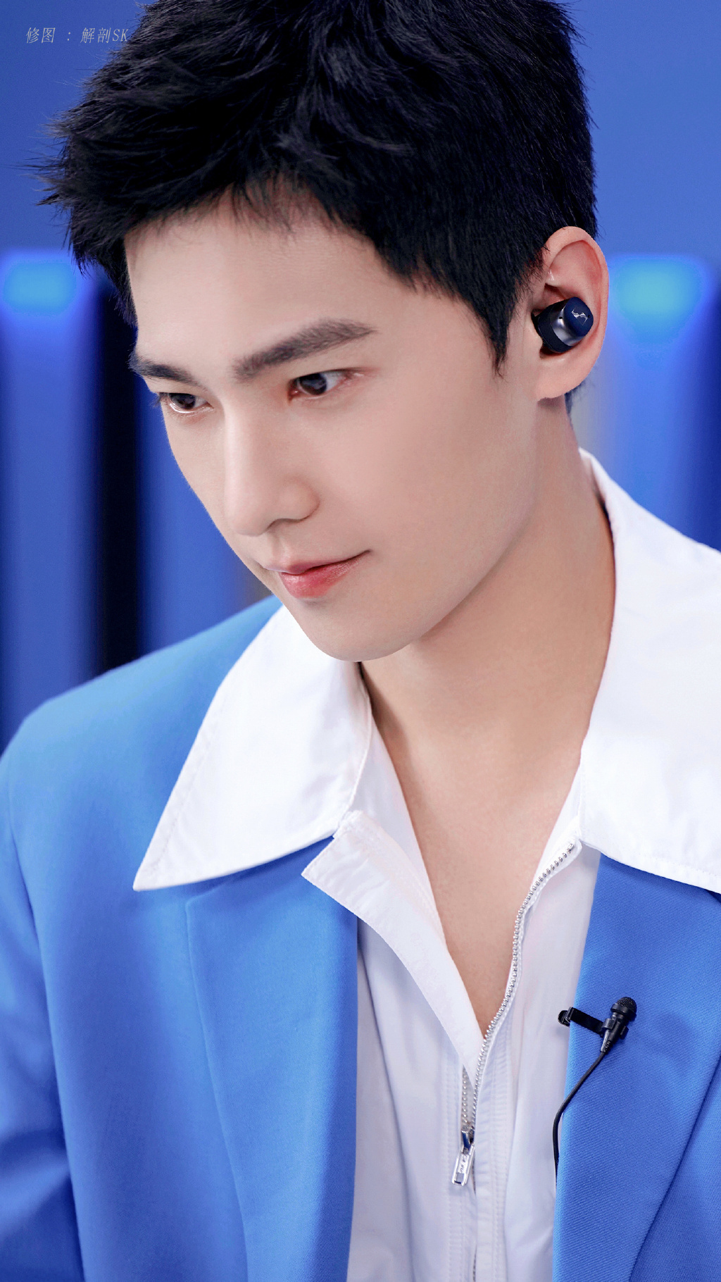 杨洋一身蓝色西装温柔帅气