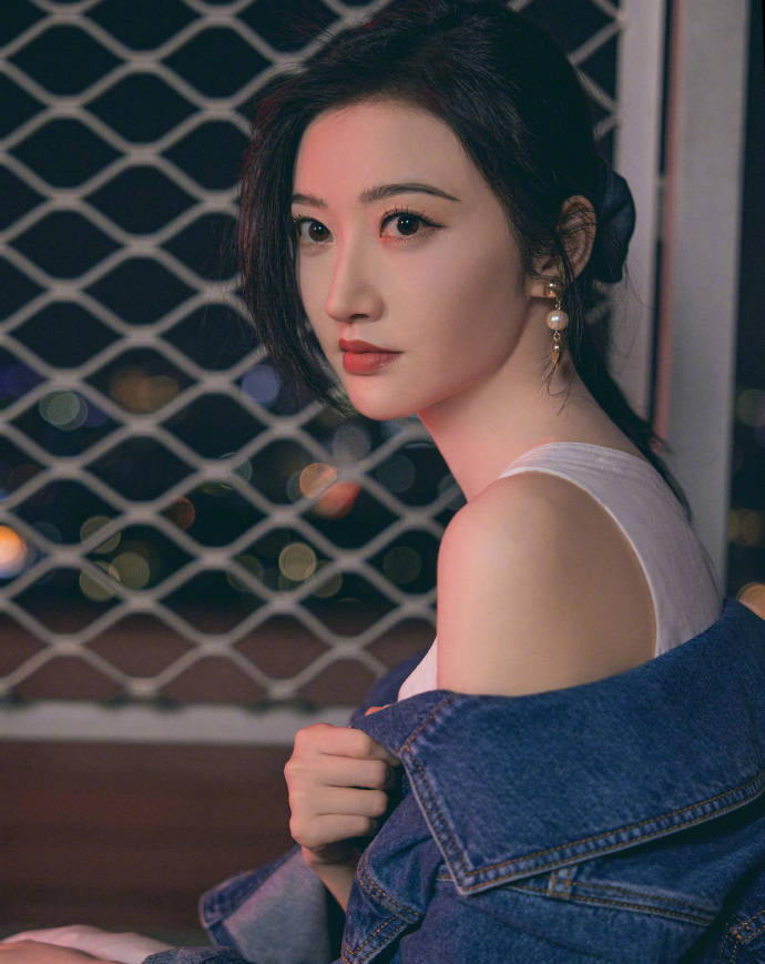 组图:景甜穿连衣裙秀精致锁骨 小露香肩气质清纯温柔