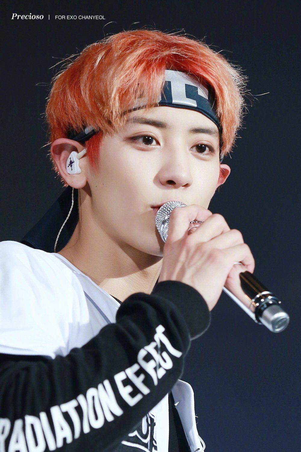 朴灿烈经常对着摄像头摆出调皮的表情,十分可爱