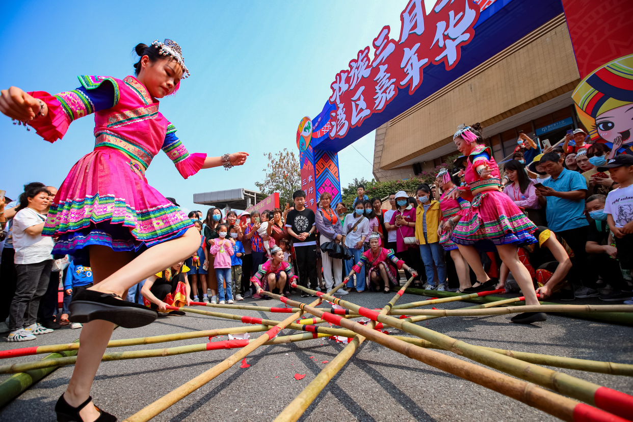 三月三机器人来广西也要跳竹竿舞 baijiahao.baidu.com