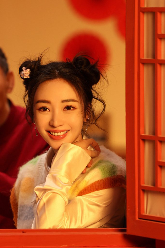 柳岩发布北京春晚新年海报形象照 双丸子头彩虹毛衣造型俏皮可爱