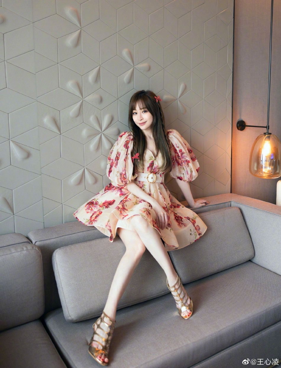 组图:王心凌穿鲜花裙惊艳甜美 美若花仙满满春日氛围感