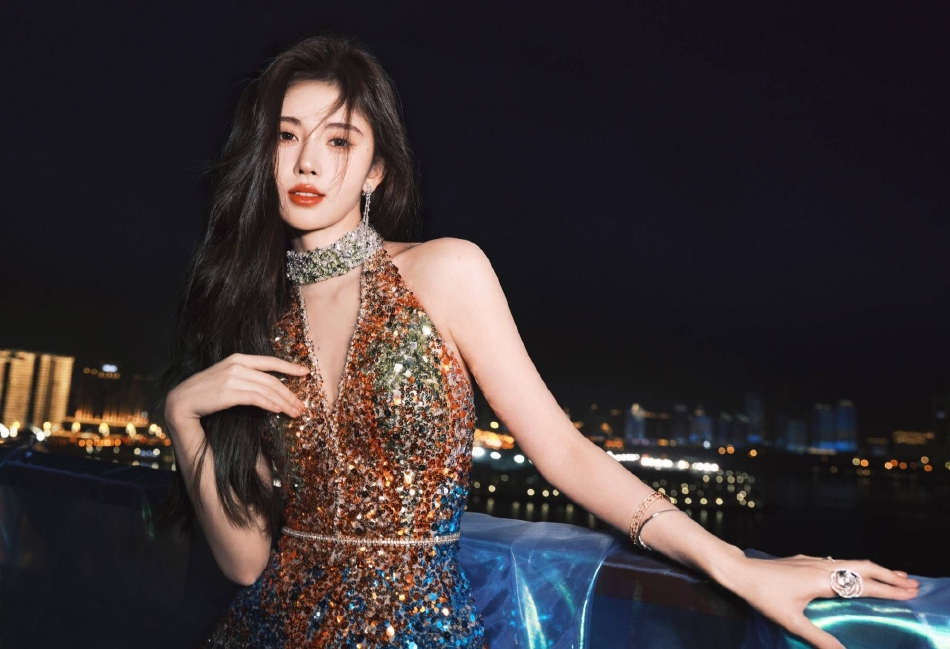 组图:鞠婧祎着金色深v长裙华贵优雅 轻抚发丝眼神性感迷人