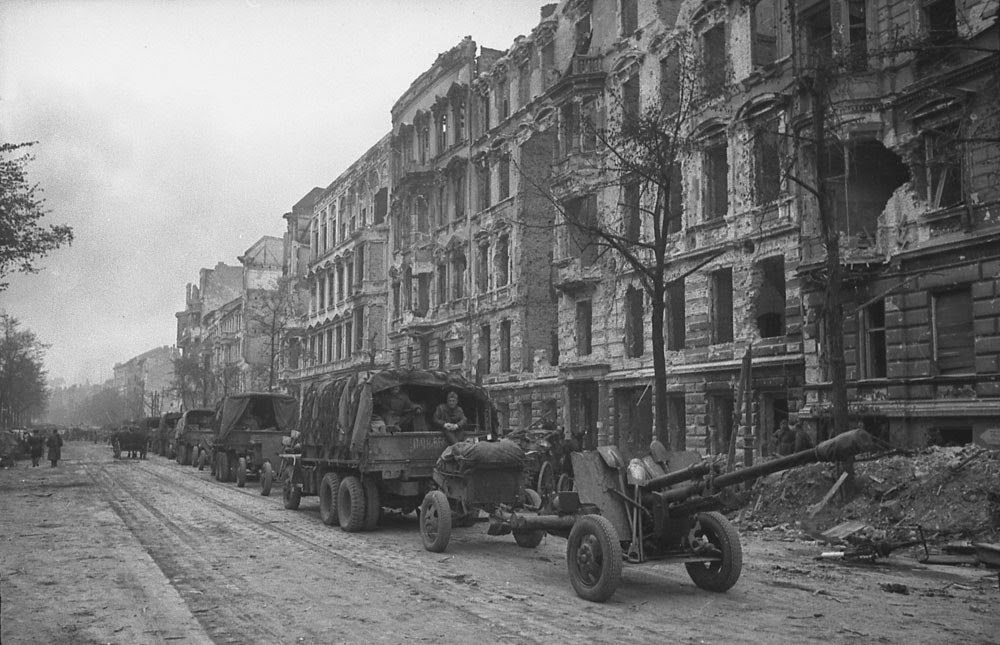 1945年战争过后,柏林废墟的黑白老照片