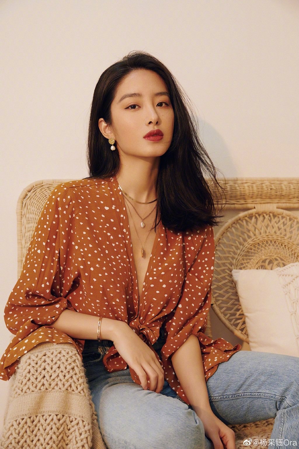 《芳华》走红的两位气质女星钟楚曦,杨采钰,谁的衣品段位更高呢