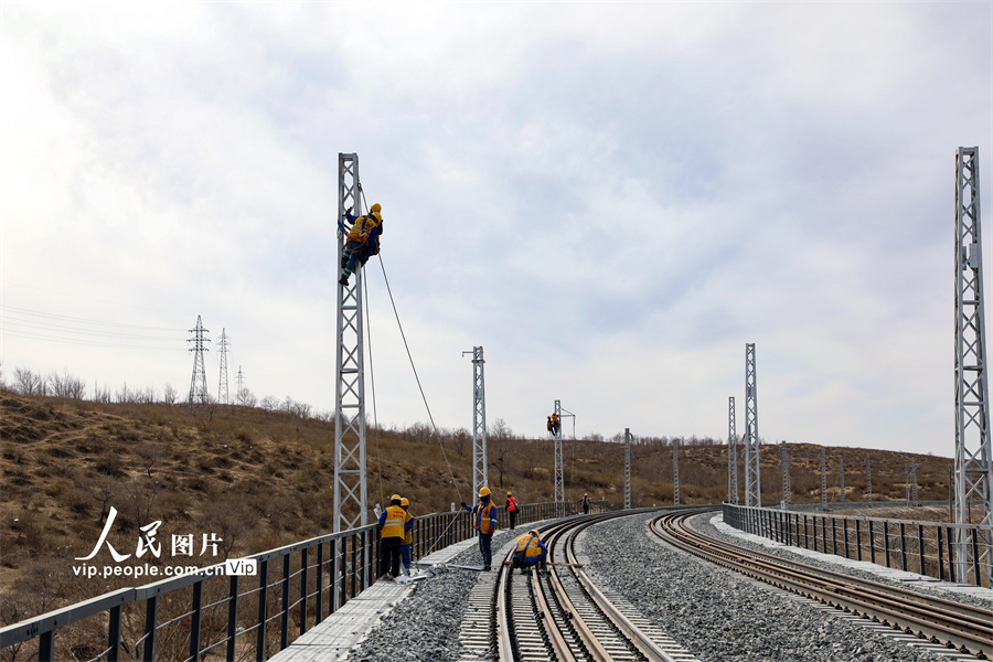 内蒙古:集通铁路电气化改造施工忙