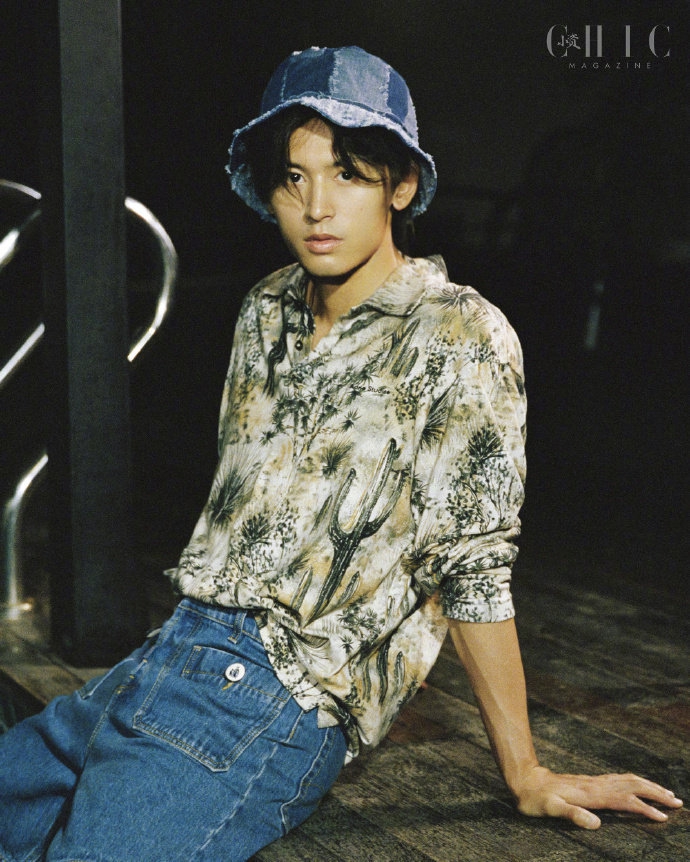 组图:张哲瀚胶片质感日系风大片曝光 穿花衬衫温暖惬意