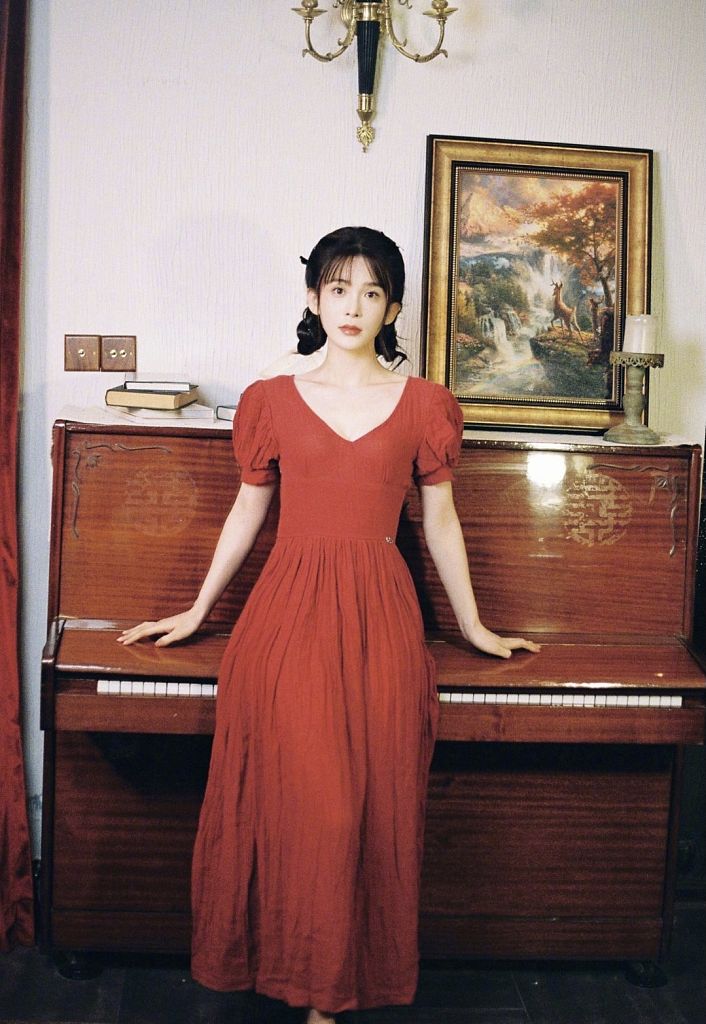 赵樱子复古红裙写真甜美优雅《乘风破浪的姐姐》官宣惹期待