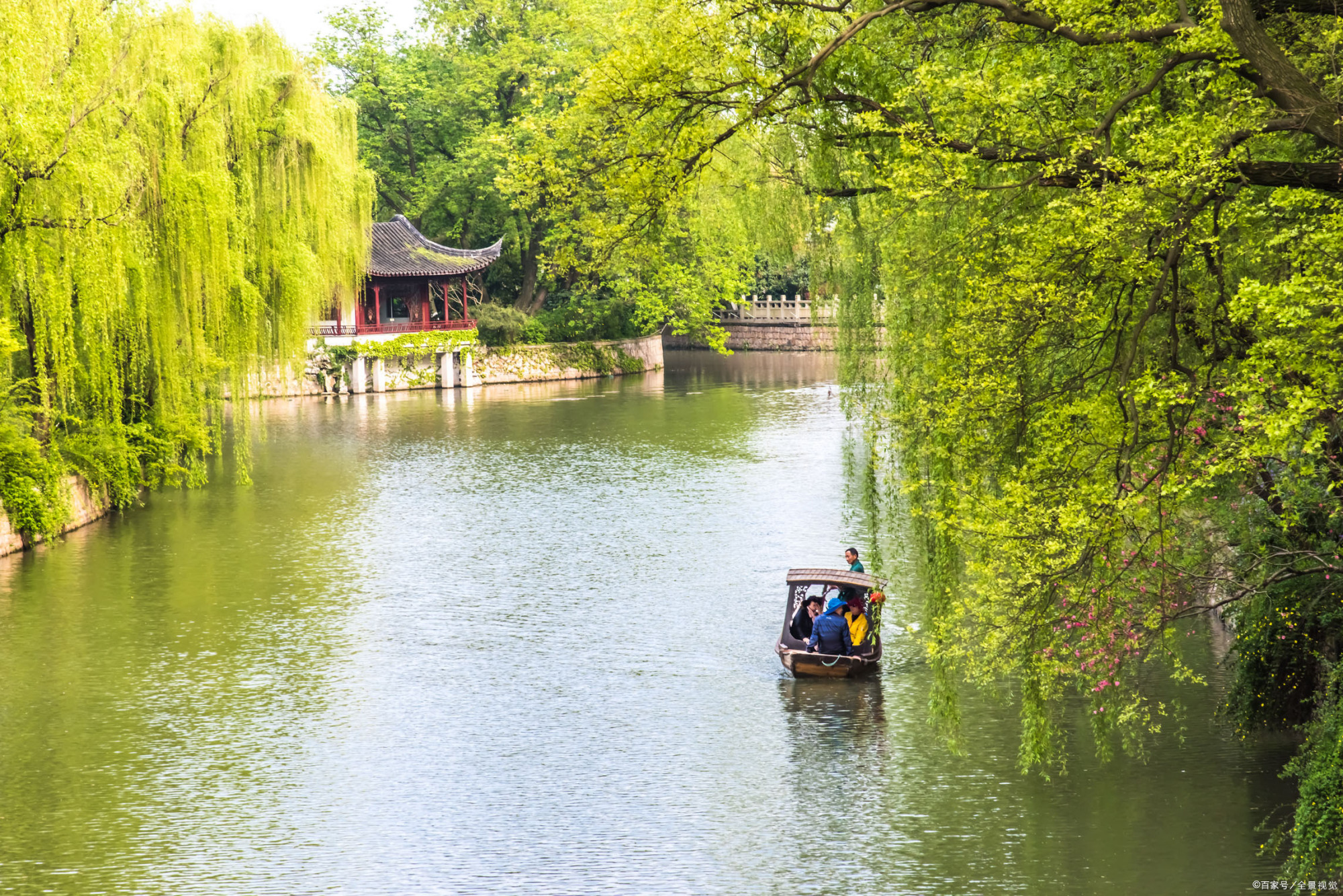 小船古渡"鹅黄杨柳浮春晚,鸭绿烟波送客船"