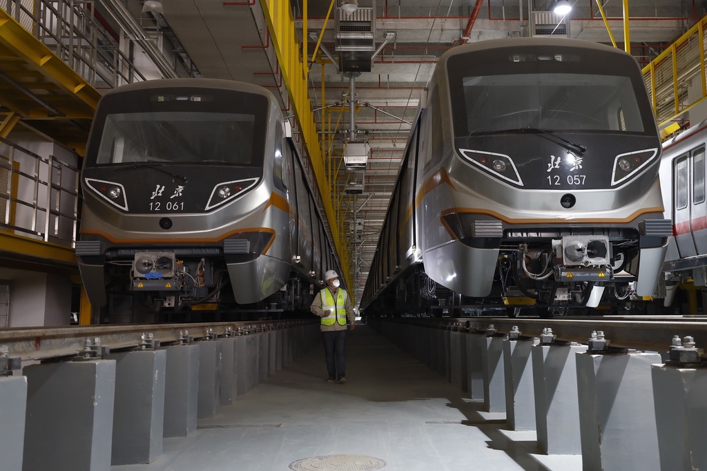 北京地铁12号线车辆进场 "地下北三环"工程加速推进