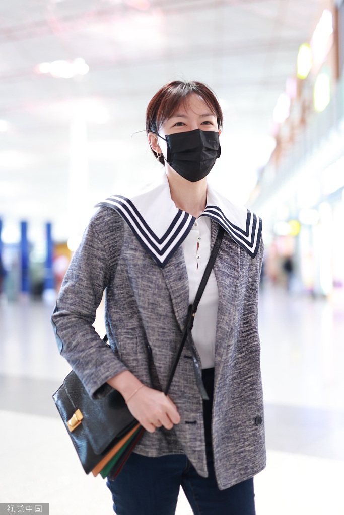 组图:李艾着宽松西装现身机场 笑眼弯弯温柔大方