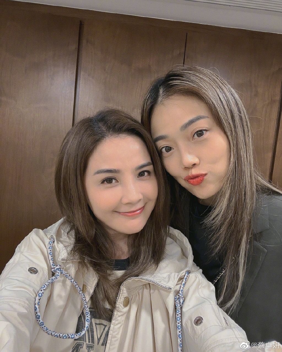组图:蔡卓妍晒与容祖儿合照 表白"你永远可以令我释放压力"