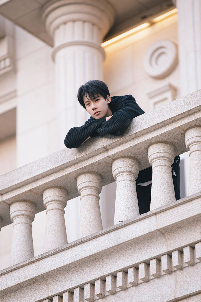 周奇清爽亮相电影《四海》歌会 怀抱吉他弹唱少年感满分