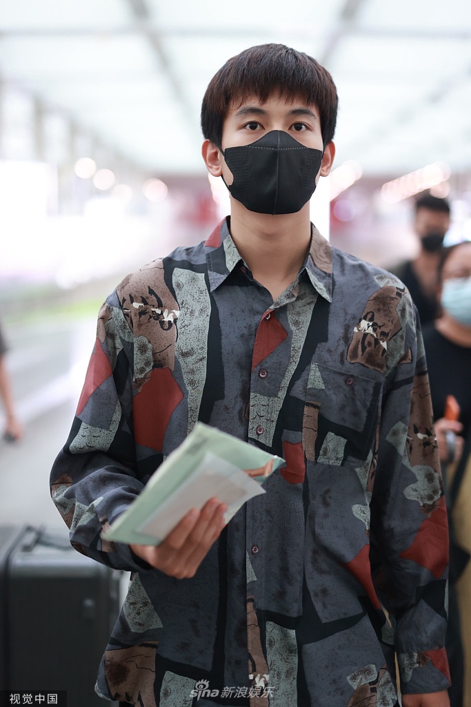 组图:胡先煦印花衬衫搭短裤活力有范 手里拿满粉私信件实力宠粉