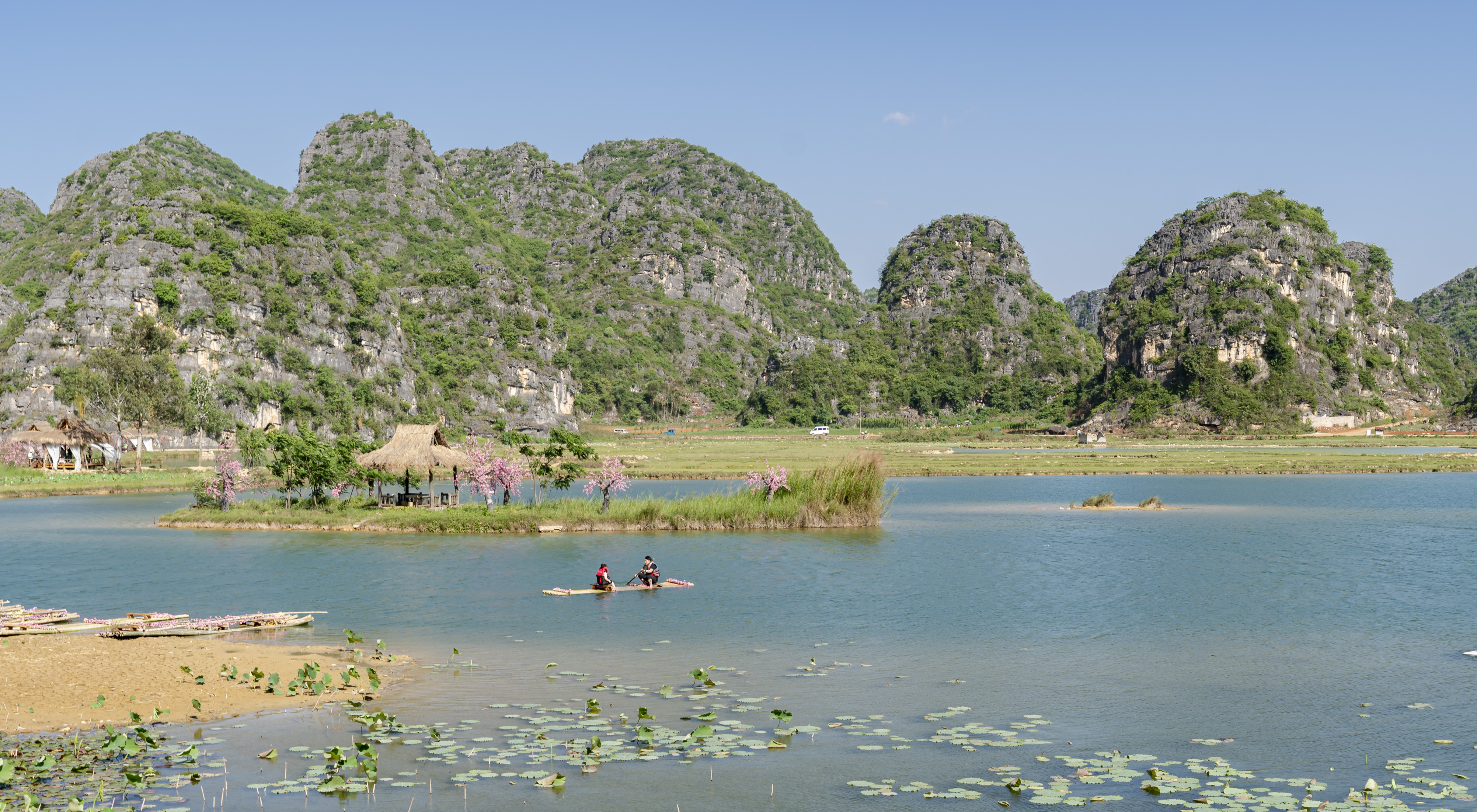 云南文山州丘北县普者黑喀斯特岩溶地貌山水田园风光