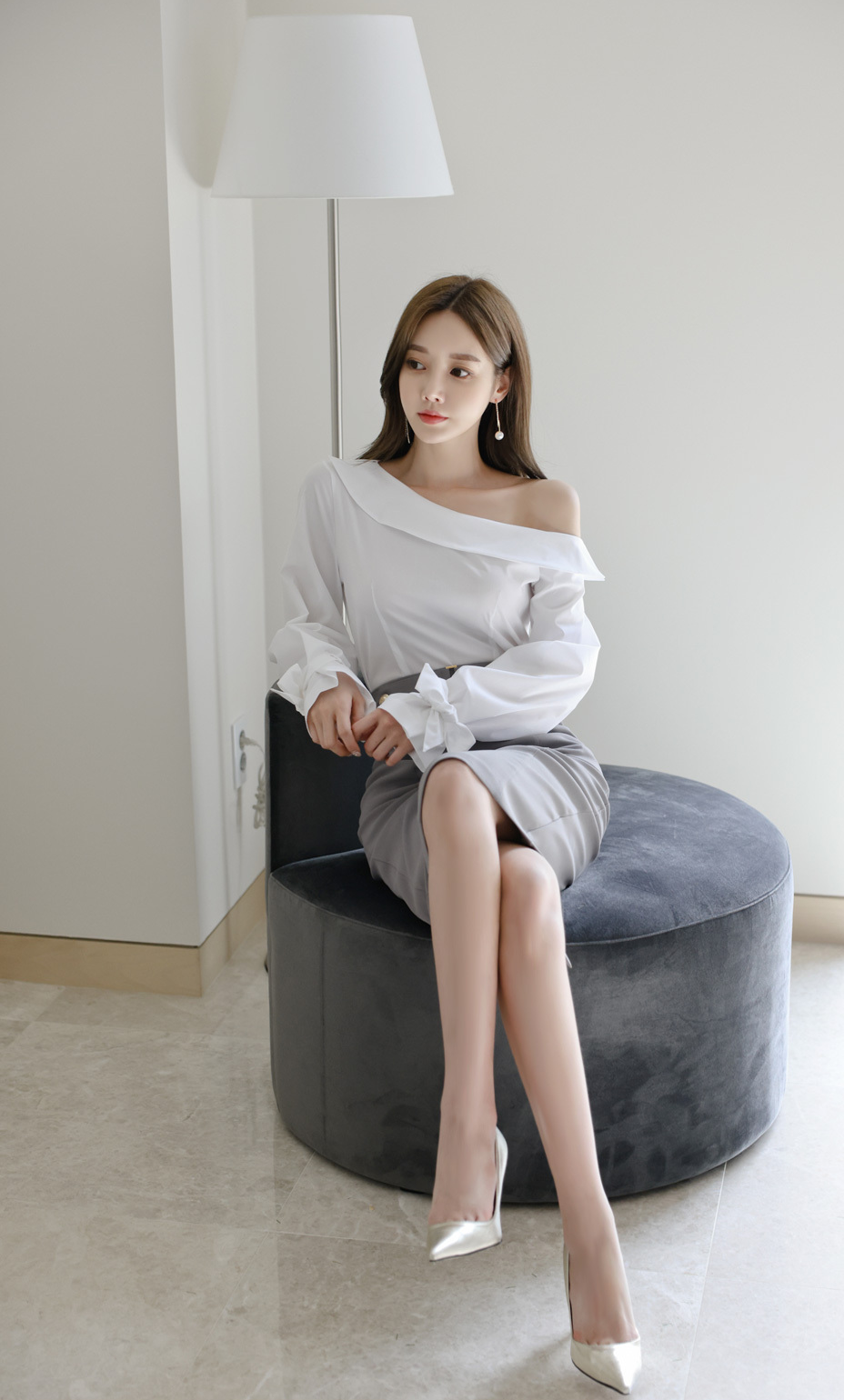 和允珠女神学时尚穿搭:荷叶萃色雪梦花瓣白领吊肩裙