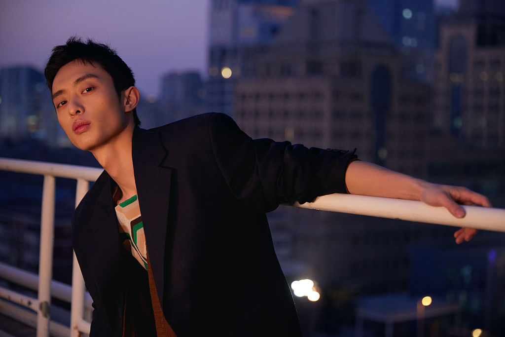 白宇帆"云"观prada男装秀 发布落日余晖天台大片