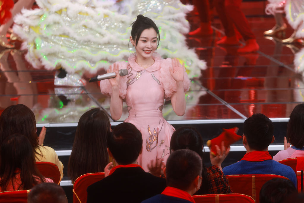 宋轶现身央视2022元宵晚会 合作舞台《虎步舞》秀rap