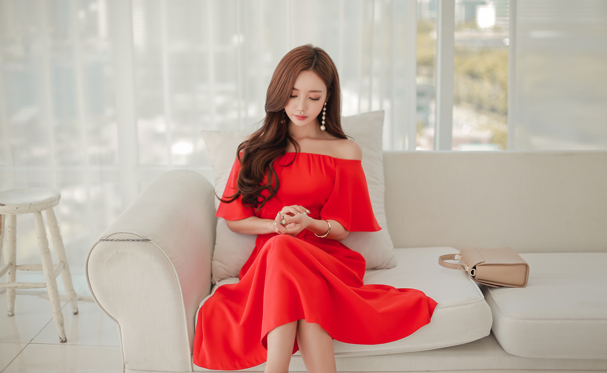 魅力孙允珠:石榴蜜红热恋喇叭长裙&轻熟蕊白奶昔叶片雪纺衫