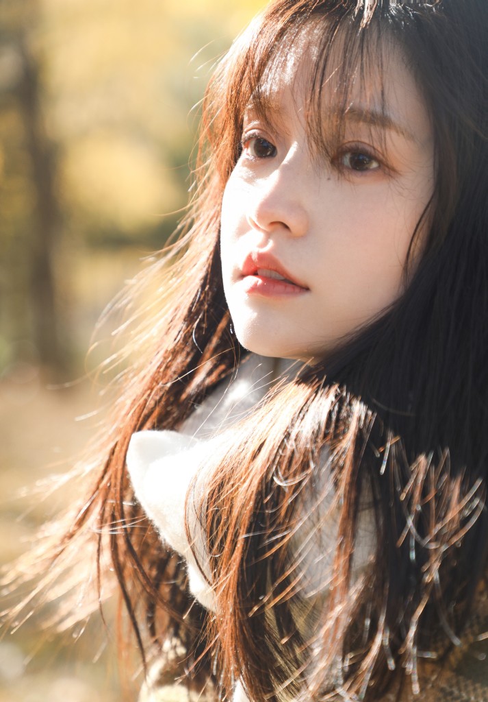 张楚寒格子大衣造型初冬林中写真 似韩剧女主角镜头感满满