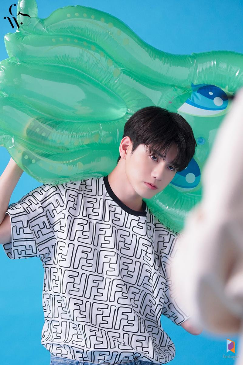 fantagio更新邕圣祐杂志拍摄花絮照