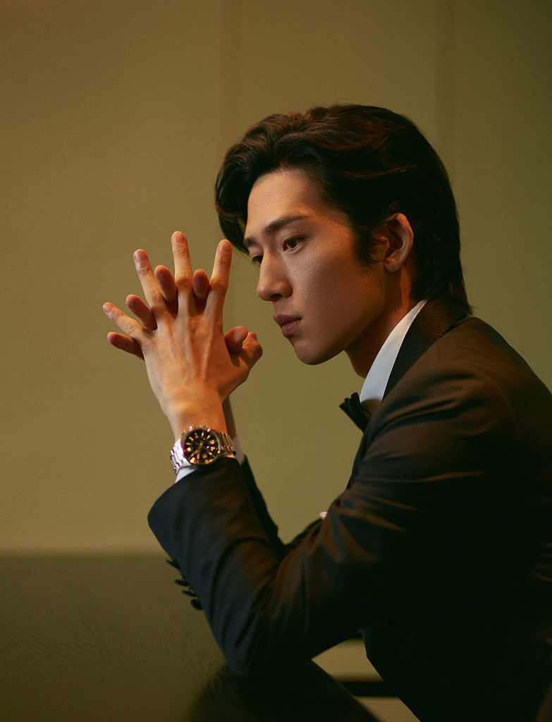 井柏然拍写真化身精致公子哥 秀完美侧颜举手投足显贵气