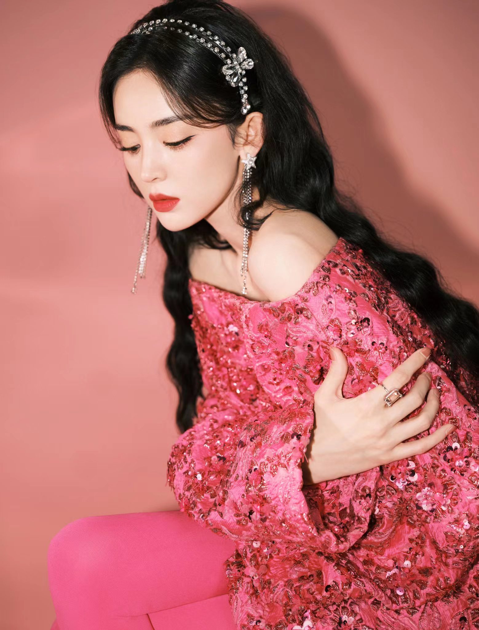 古力娜扎出席活动一袭碎花裙大秀美腿!