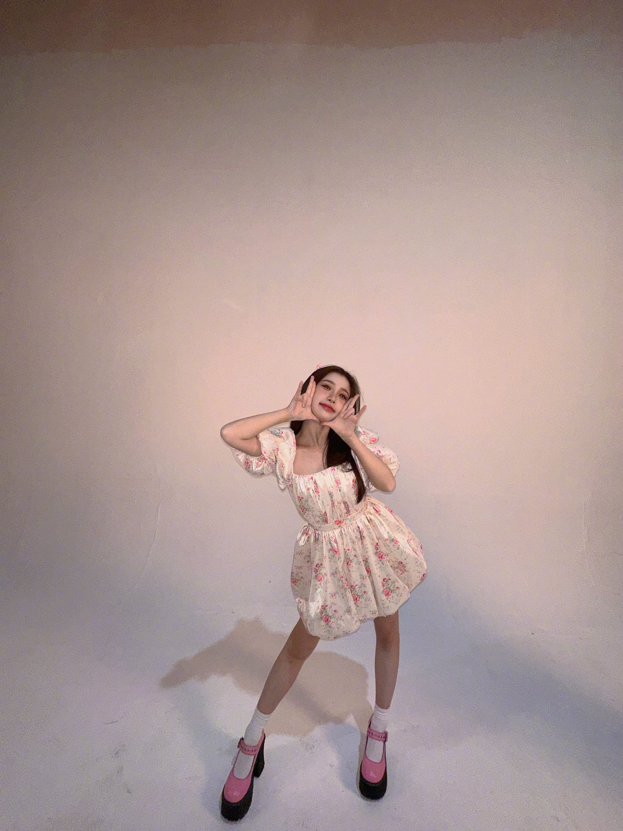 虞书欣穿碎花裙露美腿 头戴蝴蝶结卖萌