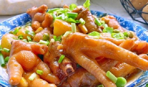 教你做一道家常菜鸡爪炖土豆,步骤超简单,小白都能做得超好吃!