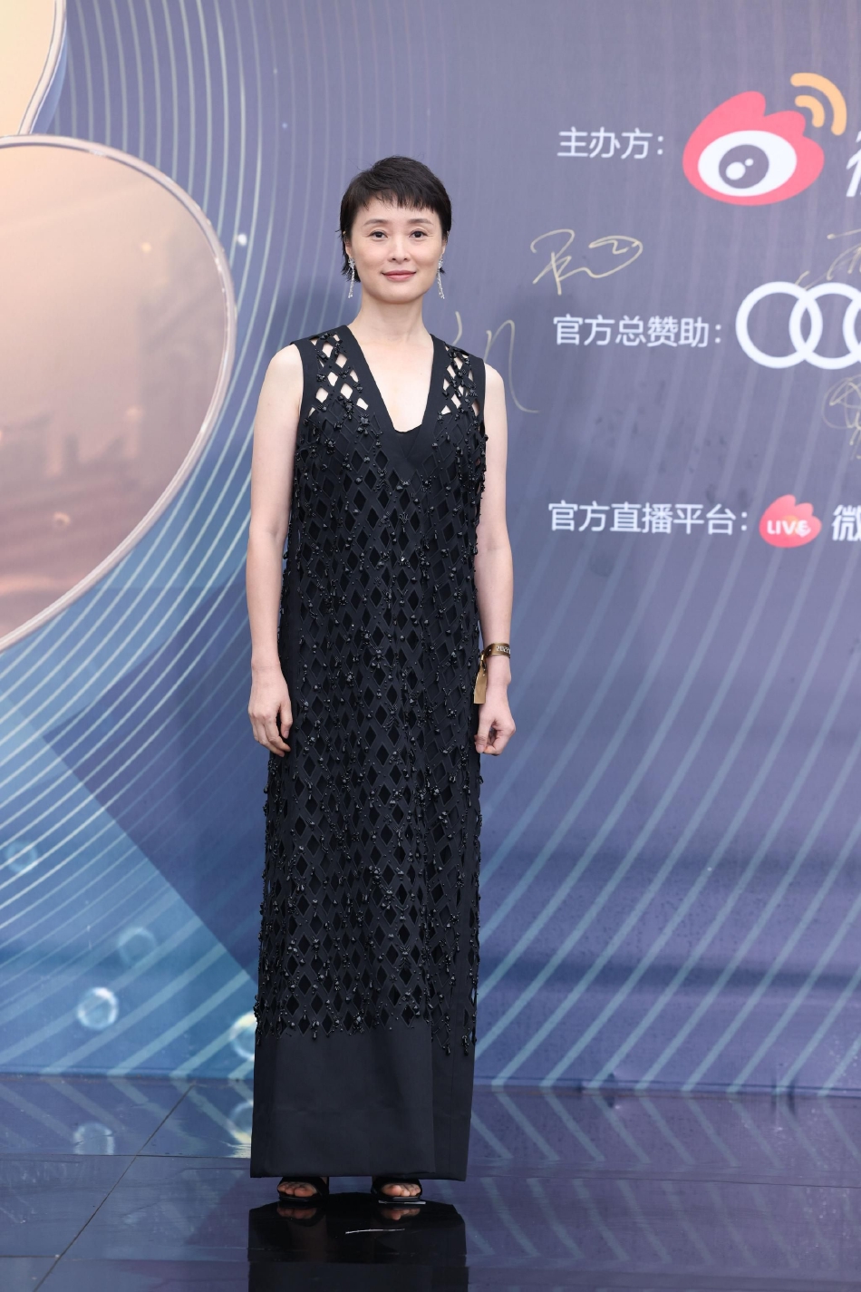 组图:吴越气质亮相微博电影之夜 黑色连衣裙干净干练