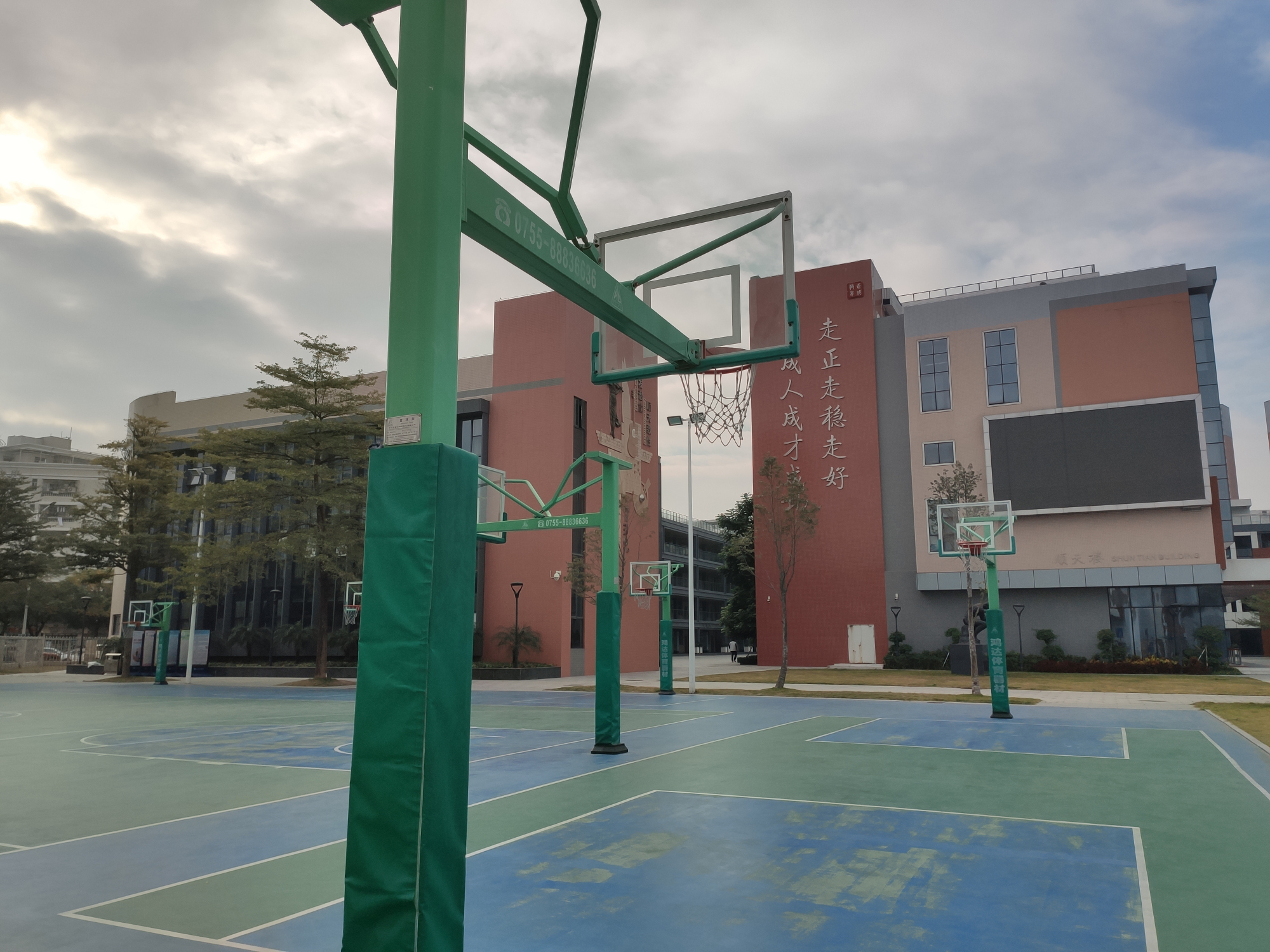 龙岗这所学校门口路虽然窄,周围环境却还不错,你知道吗?