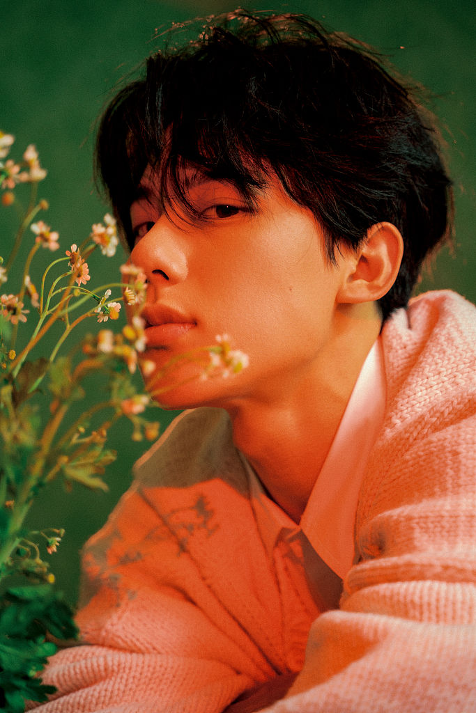 周奇21岁生日帅气写真释出 眼神充满故事感变氛围暖男