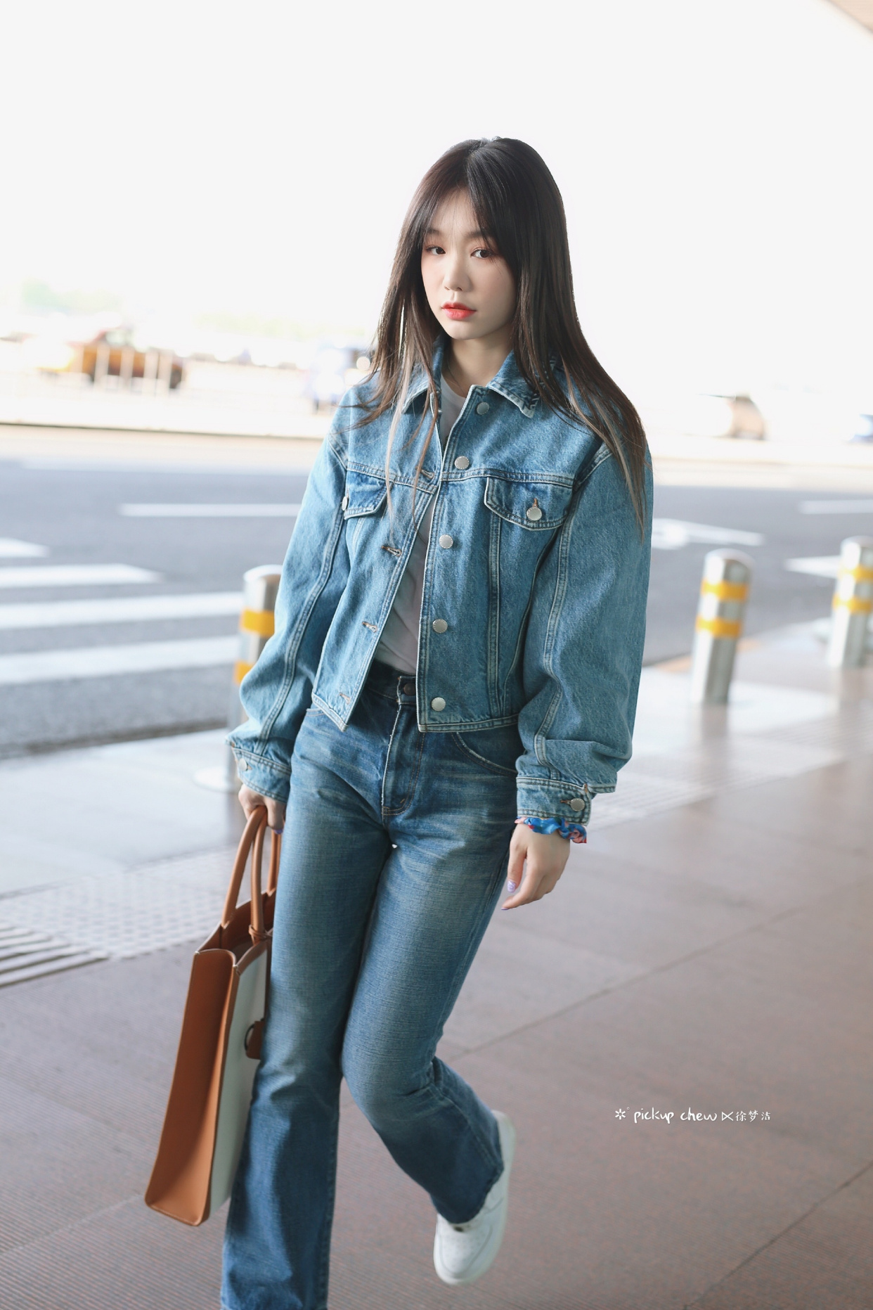 小彩虹徐梦洁最新机场饭拍,牛仔夹克配修身牛仔裤,又一穿搭模版