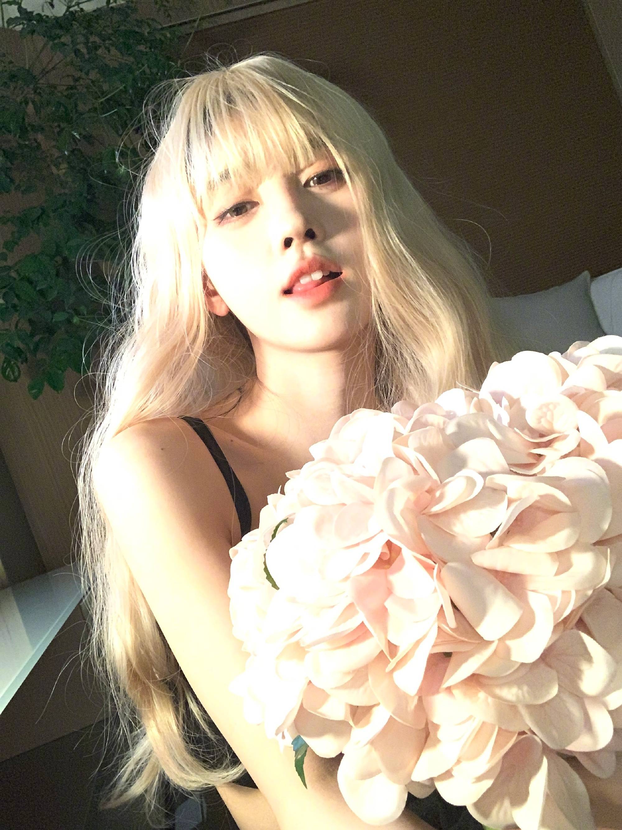 鞠婧祎分享新妆美照,金色发型耀眼,宛若人间芭比