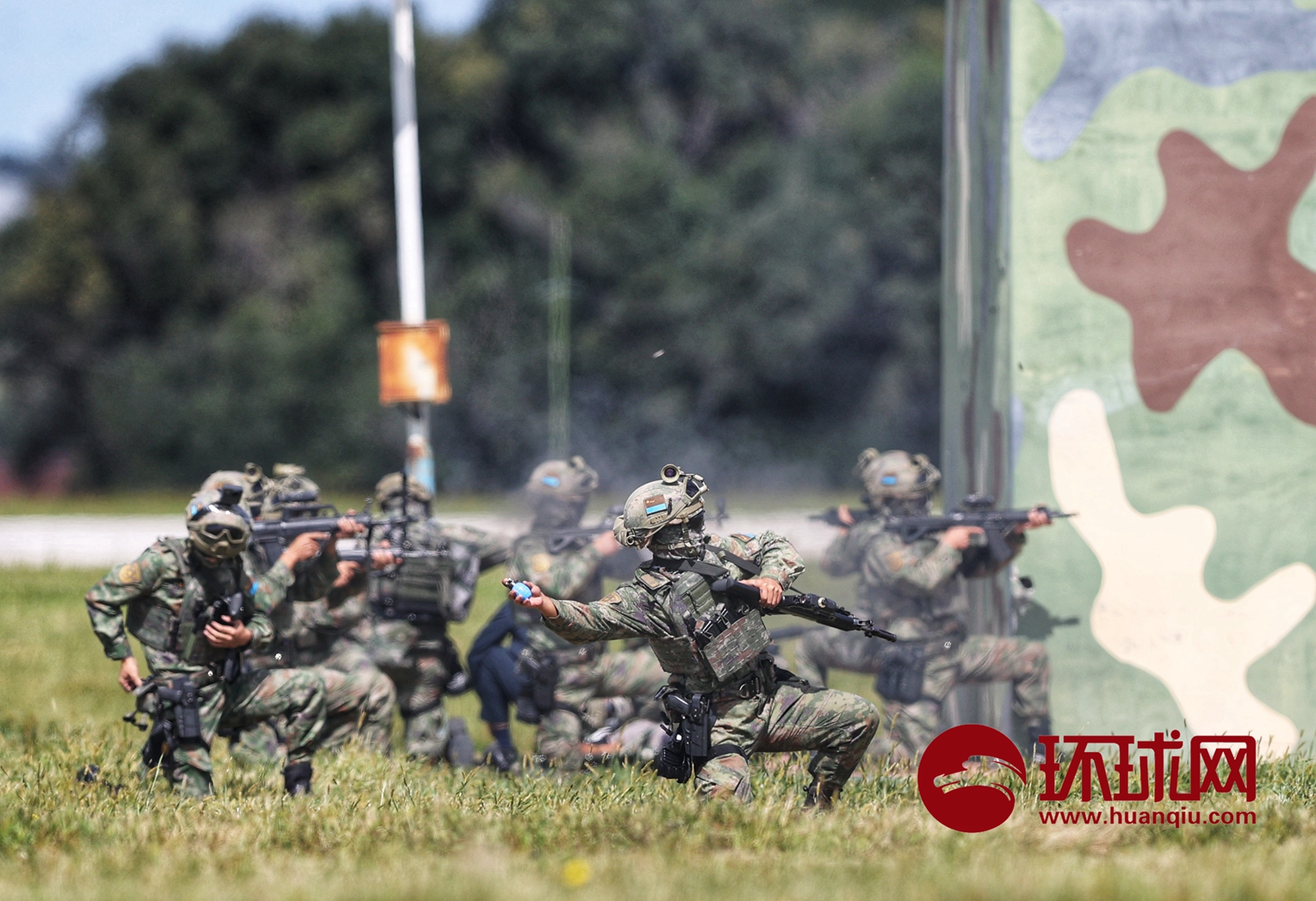 「长春航空展」空降兵携新装备进行空中突击反恐营救行动演示