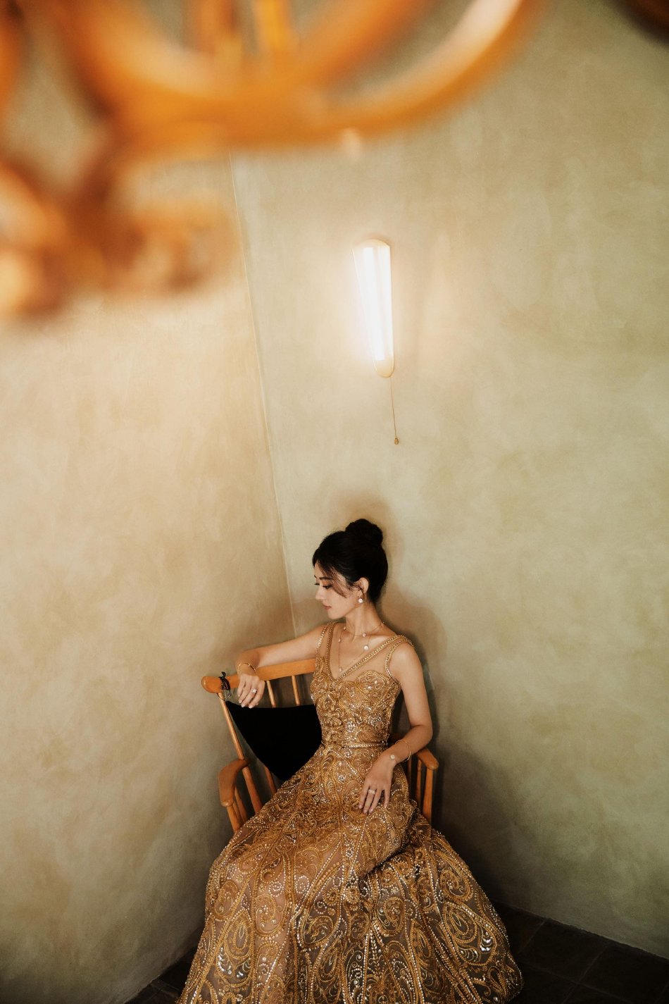 组图:赵丽颖着金丝刺绣长裙高贵优雅 扎高盘发造型端庄大气