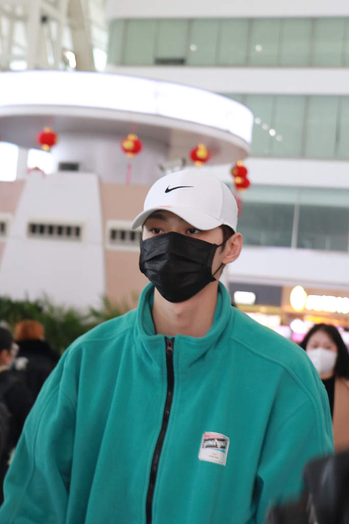 组图:创造营男孩刘特新剧无锡杀青 一身休闲装变随性大男孩