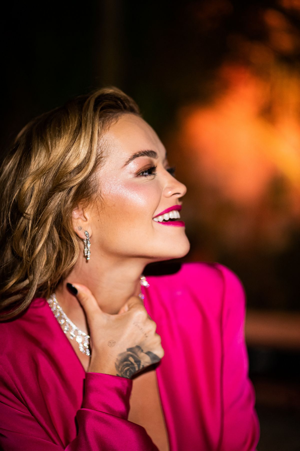 英国女星rita ora,穿深v礼服出席活动,优雅大气,性感迷人