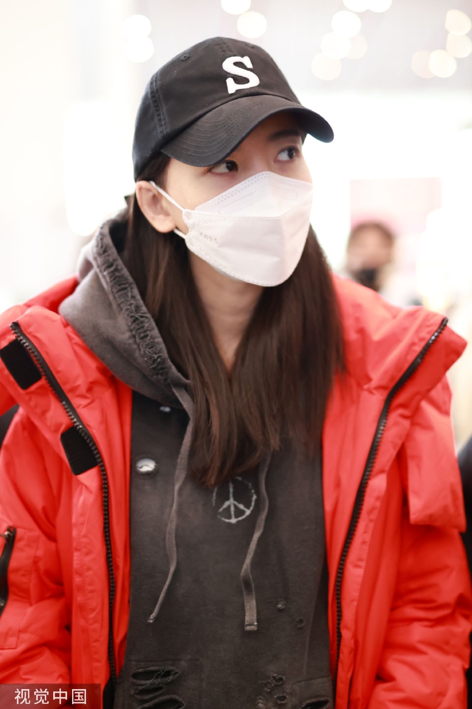 组图:于文文穿大红色羽绒外套现身机场 灰色连帽卫衣保暖低调