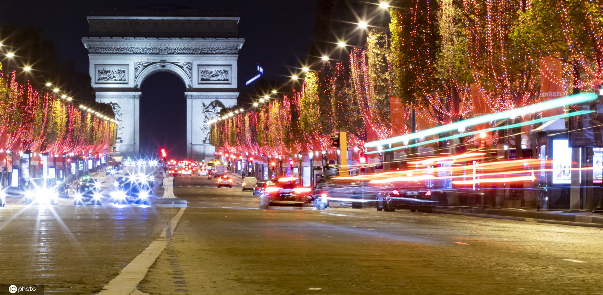 流光溢彩夜巴黎法国香榭丽舍大道点亮圣诞彩灯