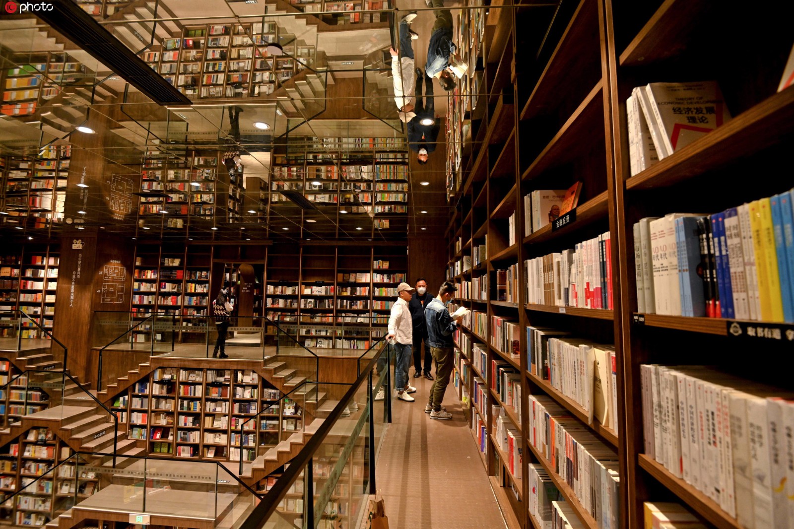 8d魔幻!这家书店火了,你想来体验吗