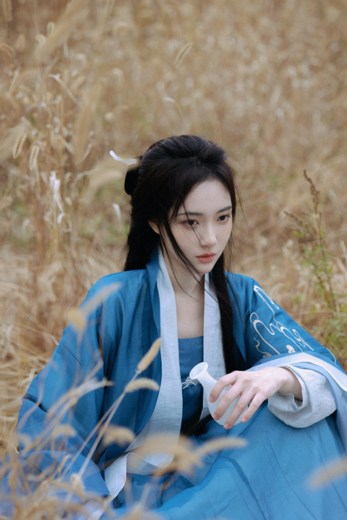 赵嘉敏发布湖边古风写真 一袭蓝衣执伞回眸绝美惊艳