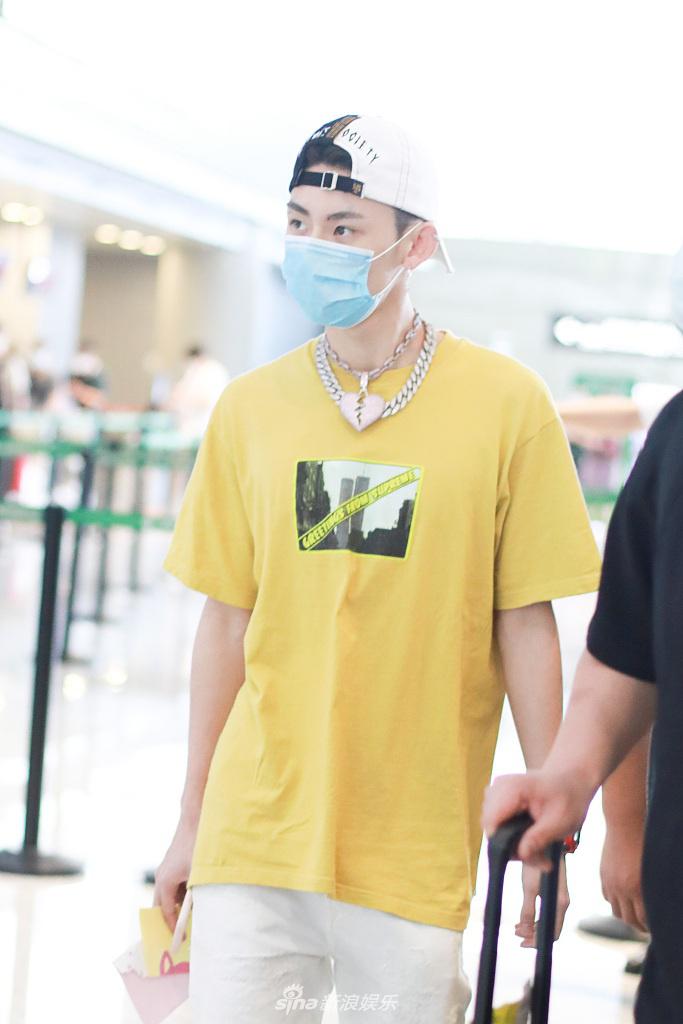 组图:小鬼戴心碎项链潮范儿足 装扮清爽帅气获保镖护送人气高